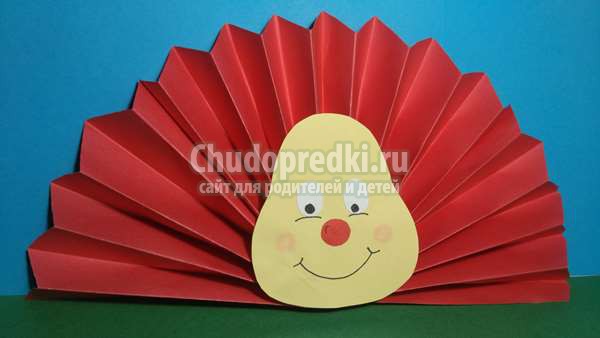 Объемный ежик из цветной бумаги