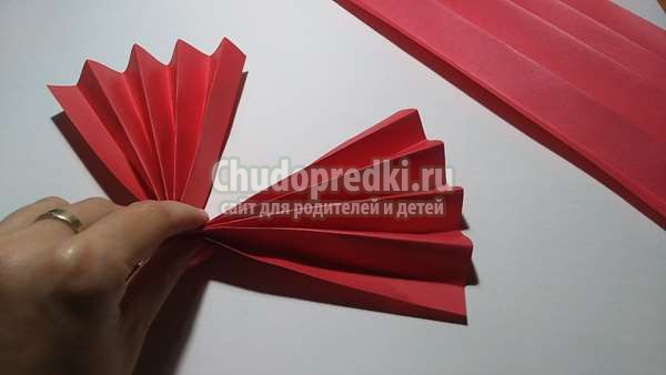 Объемный ежик из цветной бумаги