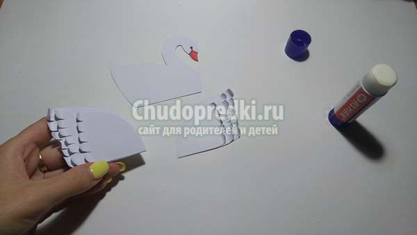 поделки из бумаги Лебедь на пруду