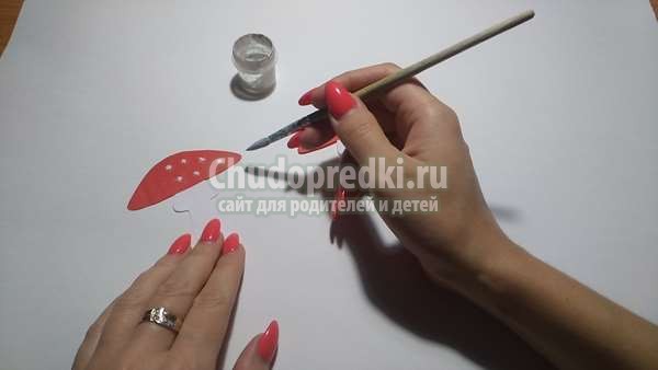 Осенняя аппликация из цветной бумаги ежики