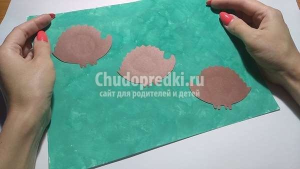 Осенняя аппликация из цветной бумаги ежики