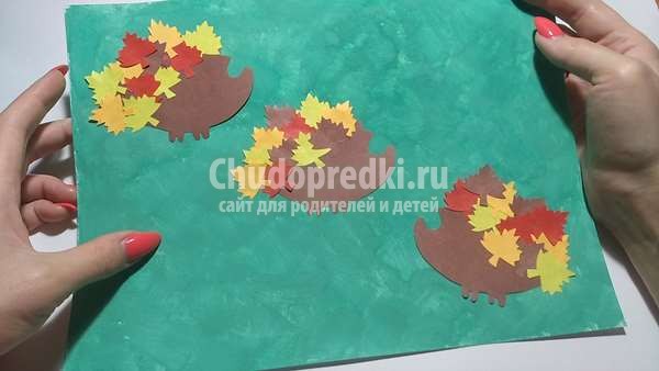 Осенняя аппликация из цветной бумаги ежики