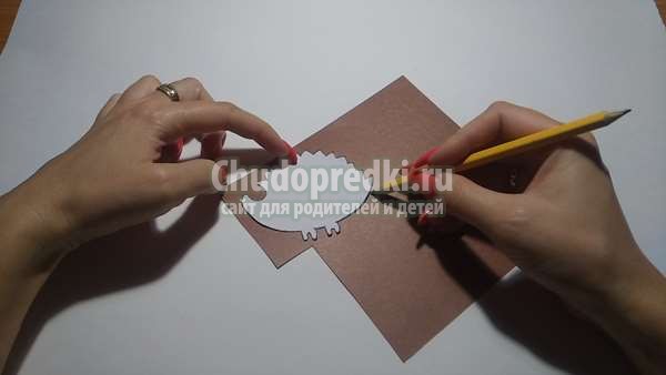 Осенняя аппликация из цветной бумаги ежики