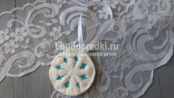 снежинка из ватных дисков и цветной бумаги
