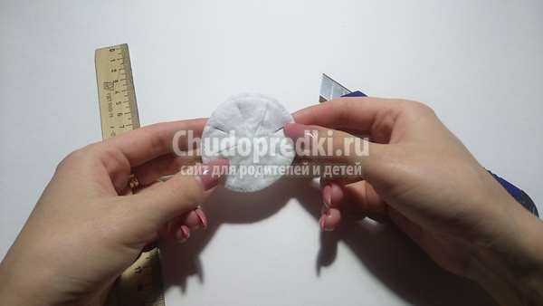 снежинка из ватных дисков и цветной бумаги