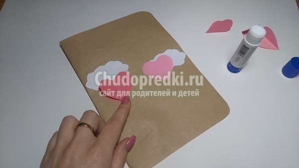 Открытка из крафт-бумаги сердца