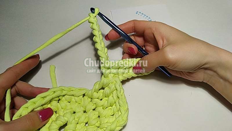 пасхальный зайчик из трикотажной пряжи