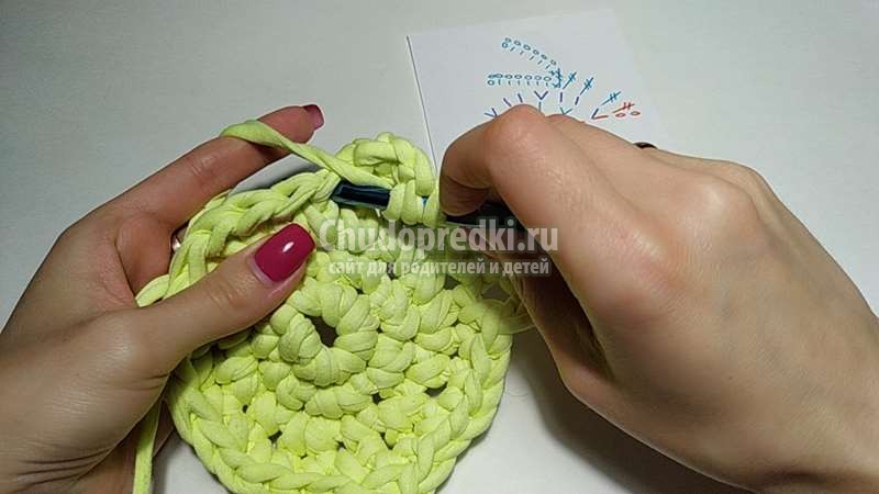 пасхальный зайчик из трикотажной пряжи