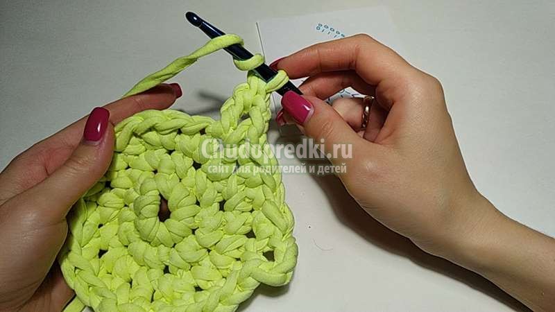 пасхальный зайчик из трикотажной пряжи