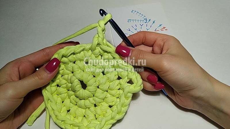 пасхальный зайчик из трикотажной пряжи
