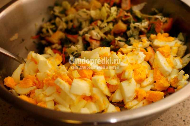 салат с курицей, яйцами