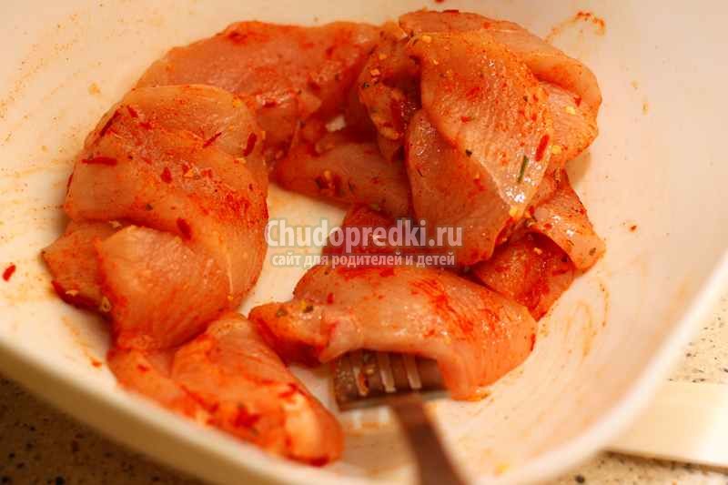салат с курицей, яйцами