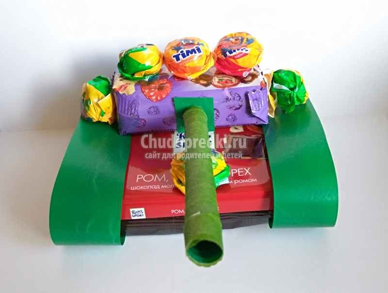 танк из конфет