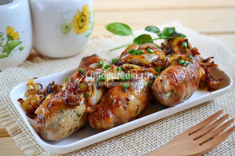 домашние колбаски с луком и специями