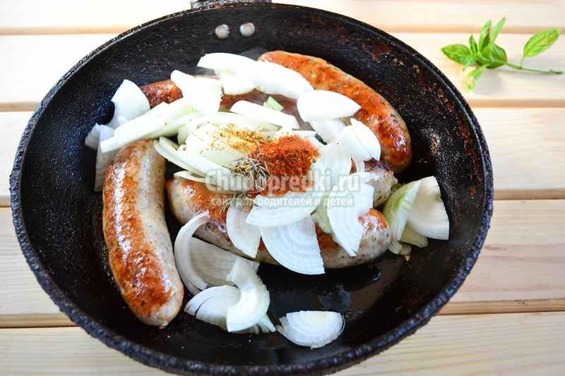 домашние колбаски с луком и специями