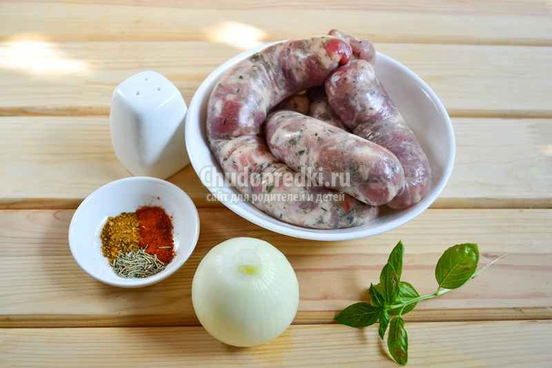 домашние колбаски с луком и специями