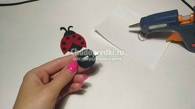 заколка из фетра. Божья коровка