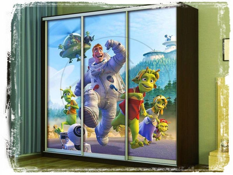 Яркие и оригинальные зеркала на шкафах-купе для детских и других комнат