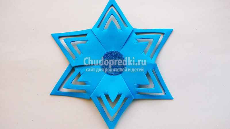 Снежинка из глиттерного фоамирана