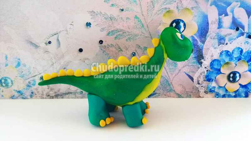 Динозаврик из пластилина