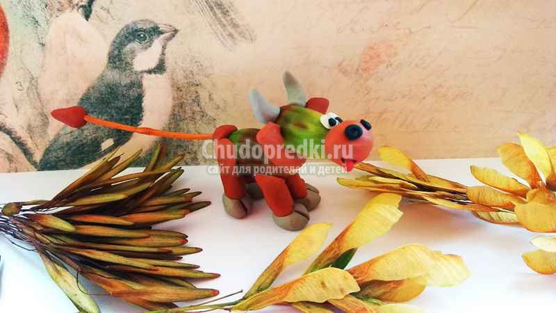 Бычок из пластилина и желудей