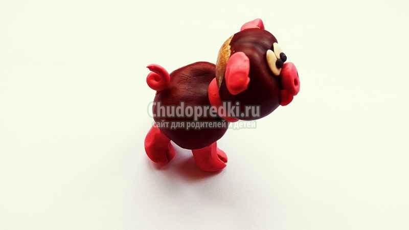 Поросенок из каштанов и пластилина