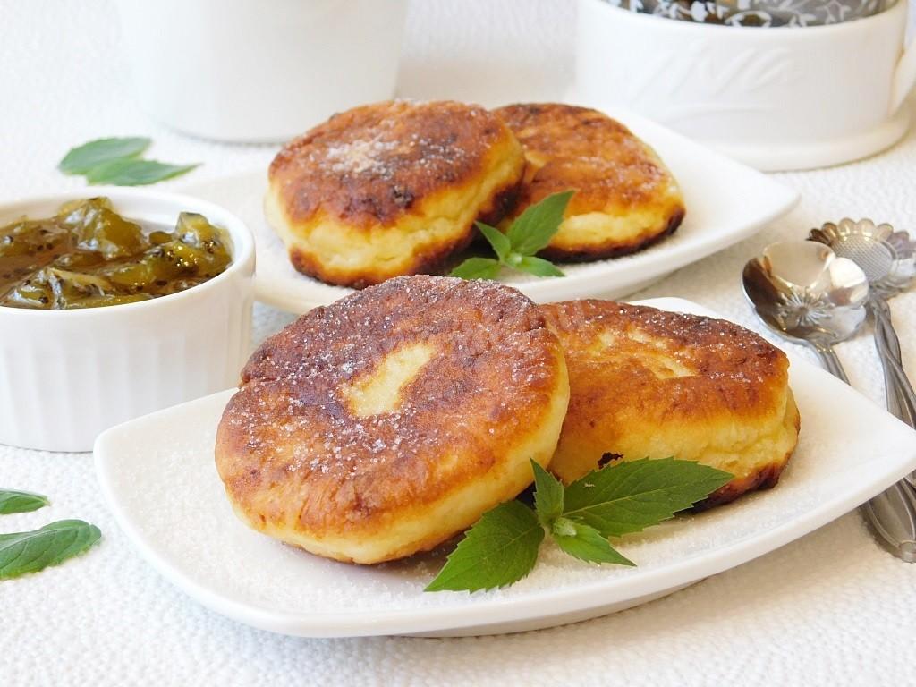 Творожники из творога с манкой на сковороде